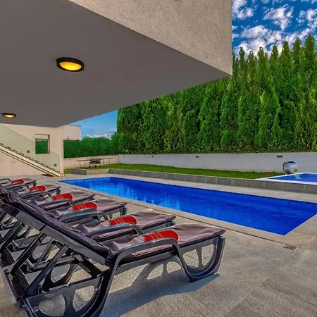 Hotel Leons Homes 3 Am Mit 2 Pools Banjole