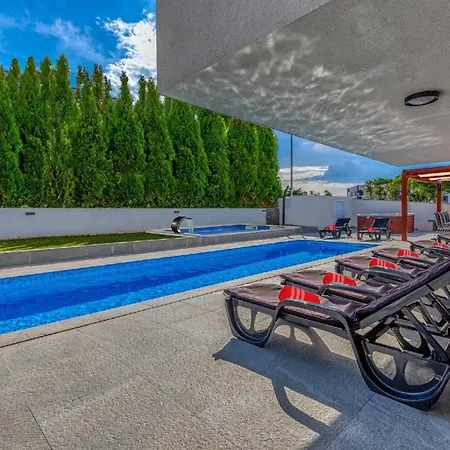 Leons Homes 3 Am Mit 2 Pools Отель Банджоле